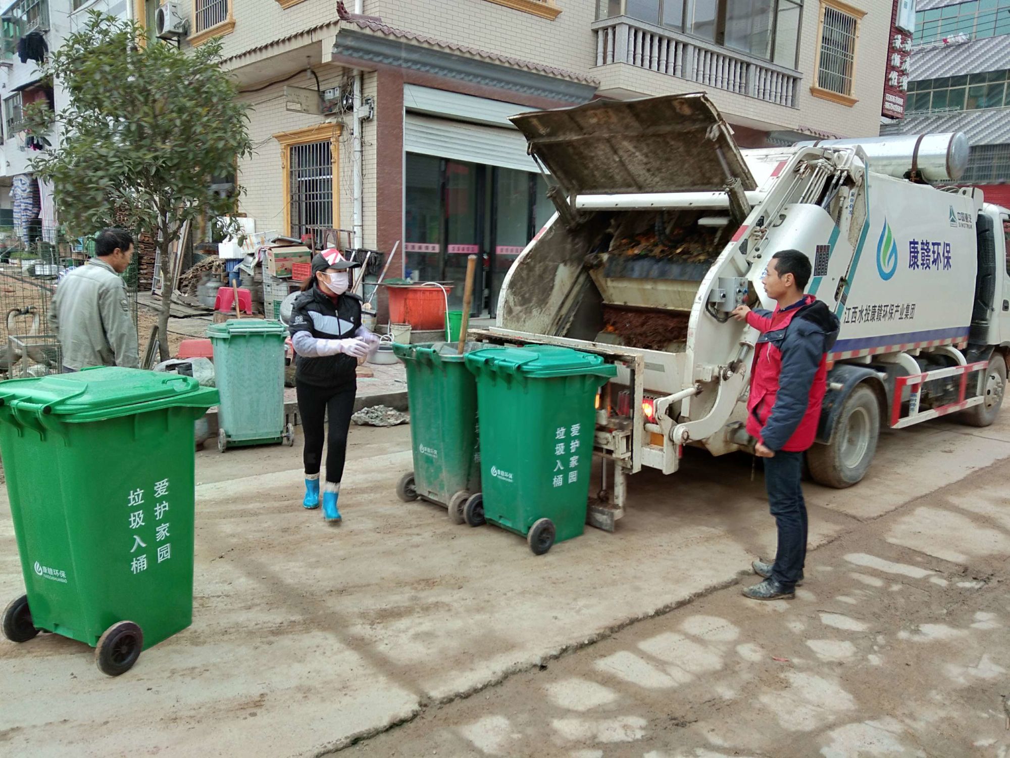 守護(hù)潔凈家園——康贛垃圾裝運(yùn)車每日清運(yùn)實(shí)錄