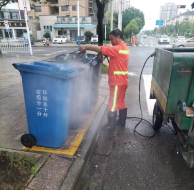 廣德市 夏日炎炎，堅(jiān)守崗位不懼“烤驗(yàn)”——記高溫下的城市垃圾清運(yùn)人